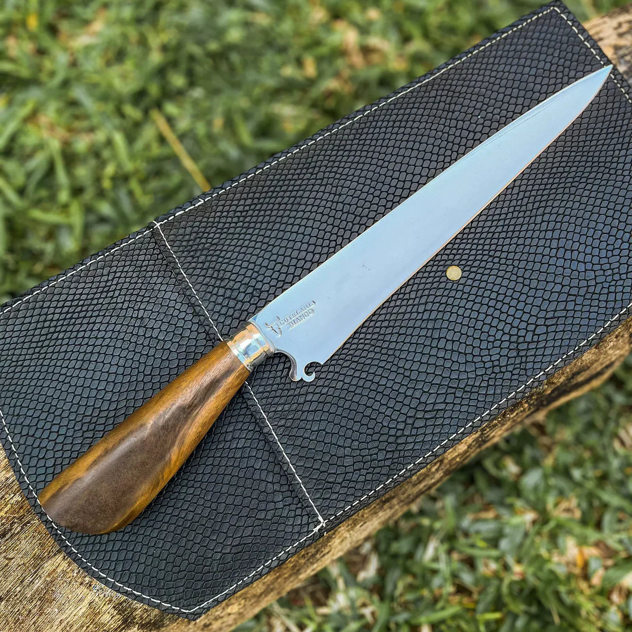 Faca Artesanal P/ Churrasco 10" 3mm Lâmina com Cabo madeira + Case especial em couro - VARIOS TEMAS NA LAMINA