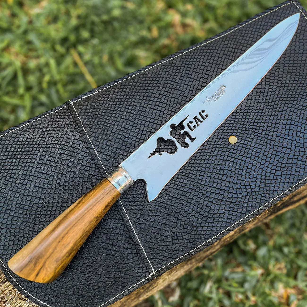 Faca Artesanal P/ Churrasco 10" 3mm Lâmina com Cabo madeira + Case especial em couro - VARIOS TEMAS NA LAMINA