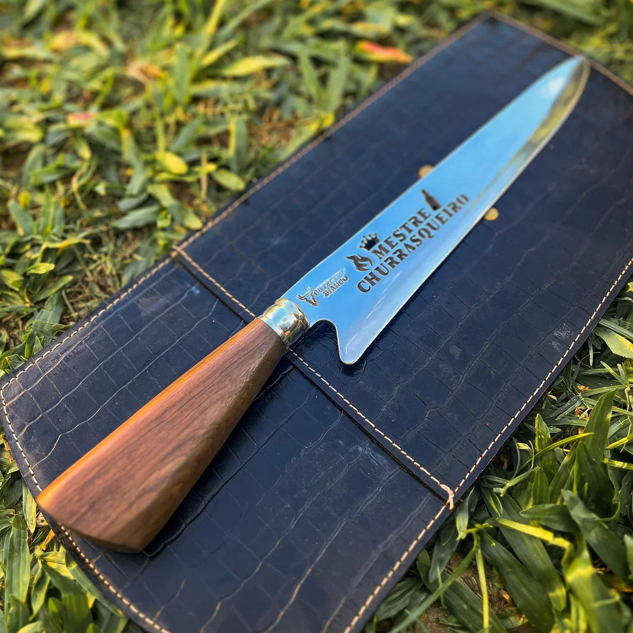 Faca Artesanal P/ Churrasco 10" 3mm Lâmina com Cabo madeira + Case especial em couro - VARIOS TEMAS NA LAMINA