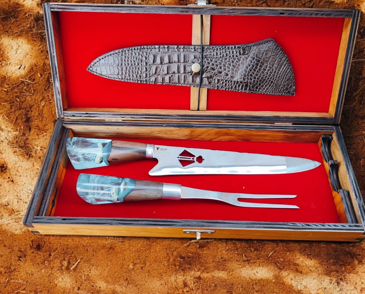 Kit de Churrasco Lâmina Padroeira com Cabo Padroeira + Garfo com CaboPadroeira +caixa em madeira