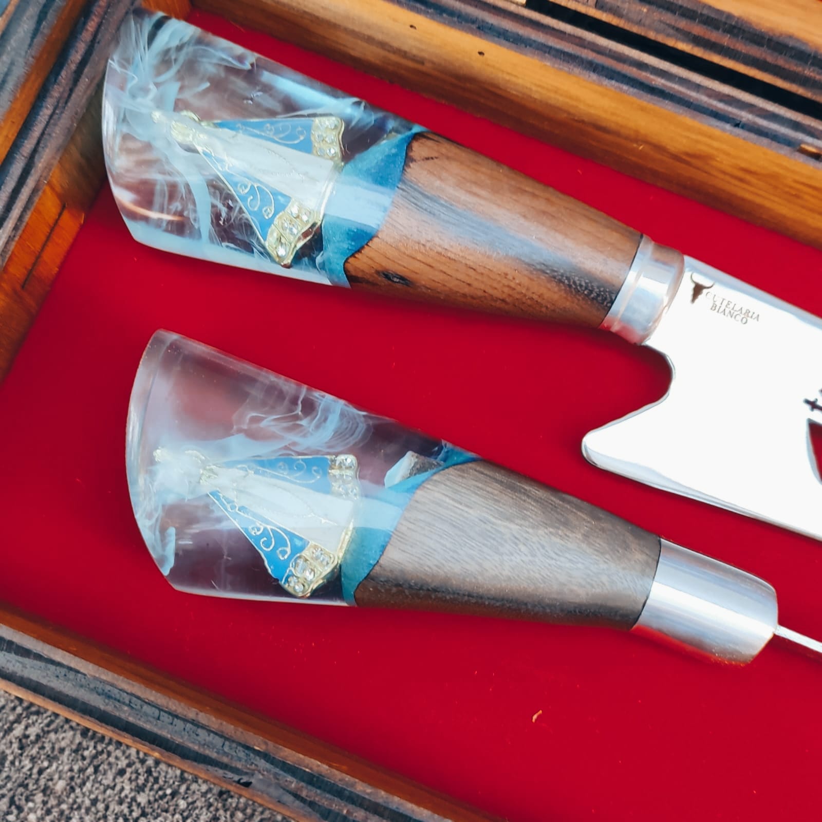 Kit de Churrasco Lâmina Padroeira com Cabo Padroeira + Garfo com CaboPadroeira +caixa em madeira