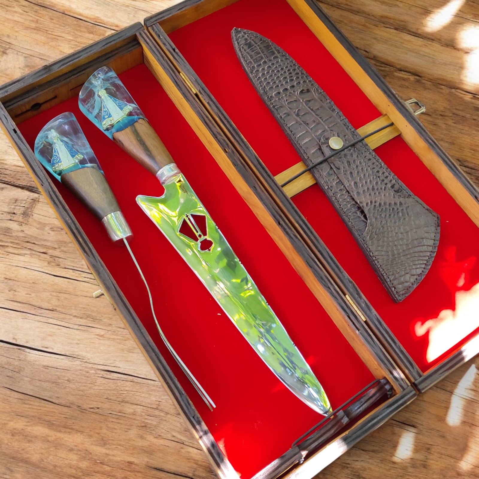 Kit de Churrasco Lâmina Padroeira com Cabo Padroeira + Garfo com CaboPadroeira +caixa em madeira